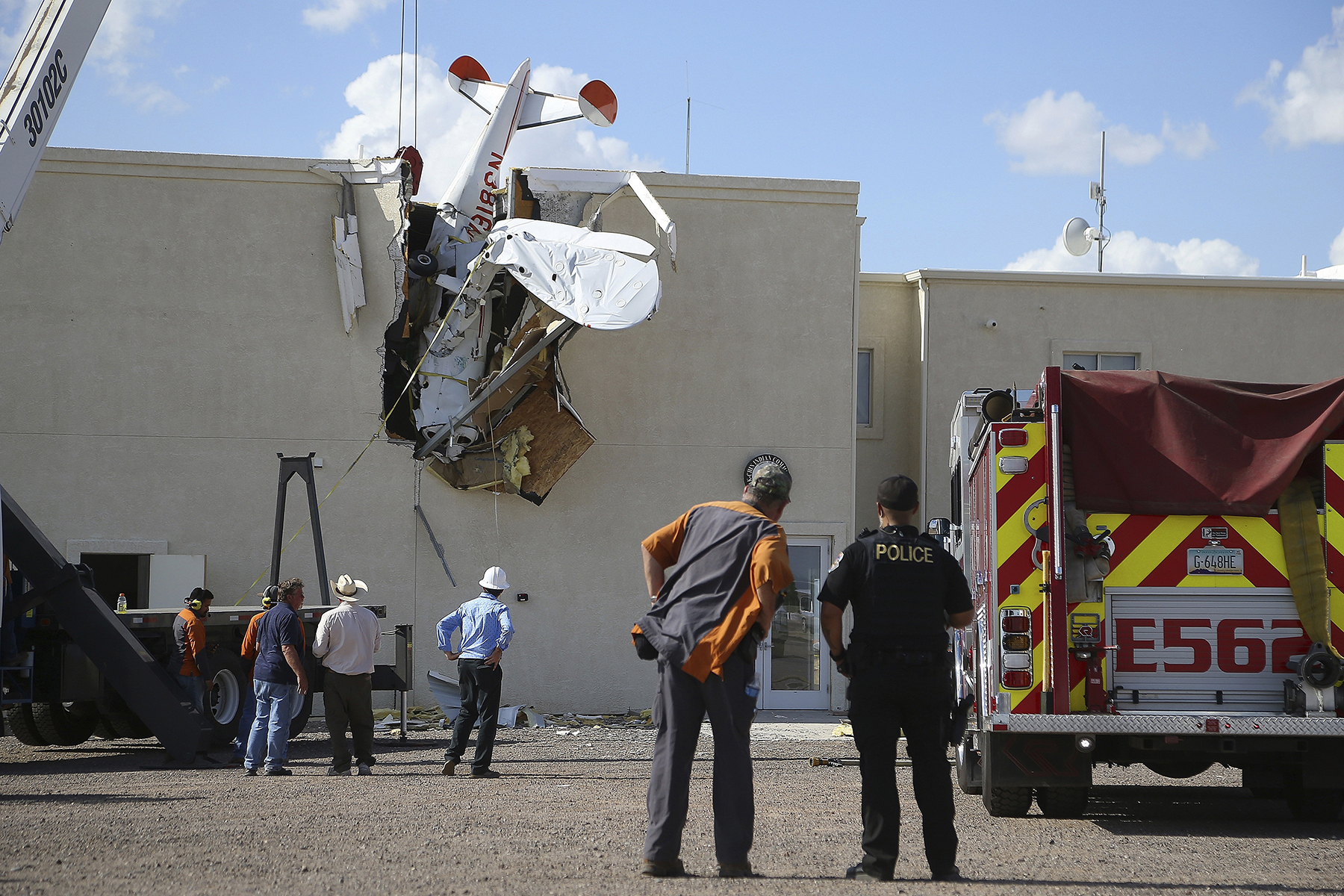 Small plane crashes into airport building in Maricopa ...