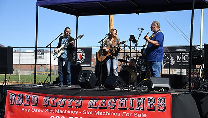 Country Music Fans Celebrate Street Fair Kingman Daily Miner