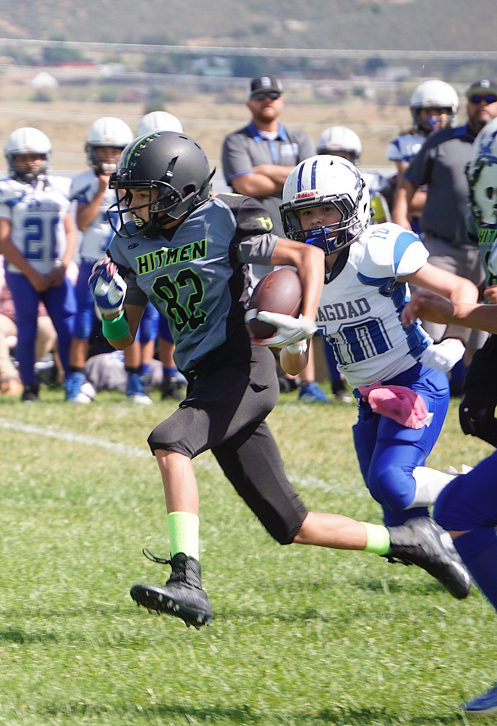 Brody Fry-Ryan (82) of the Prescott Valley Hitmen Majors team runs the ball during their game against Bagdad on Saturday, Sept. 28, 2019, at Bradshaw Mountain Middle School. (Aaron Valdez/Courier)