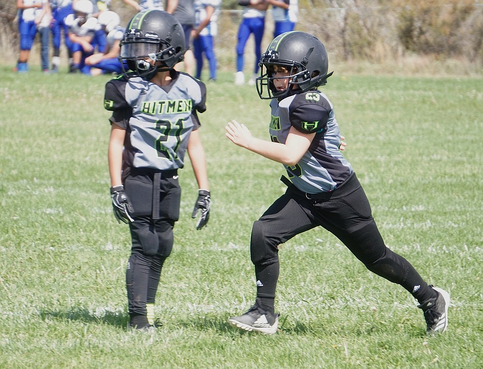 Brody Bryant (21) and Michael Koepke (23) of the Prescott Valley Hitmen Minors team get in position for the next play during their game against Bagdad on Saturday, Sept. 28, 2019, at Bradshaw Mountain Middle School. (Aaron Valdez/Courier