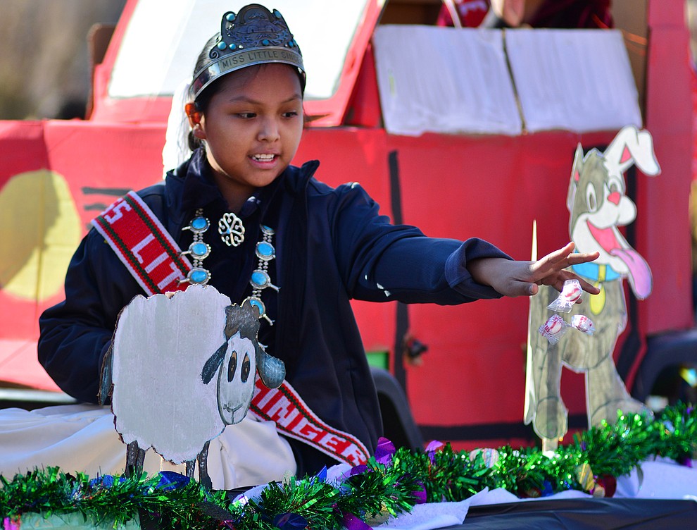 Winslow’s Christmas Parade draws thousands from northern Arizona