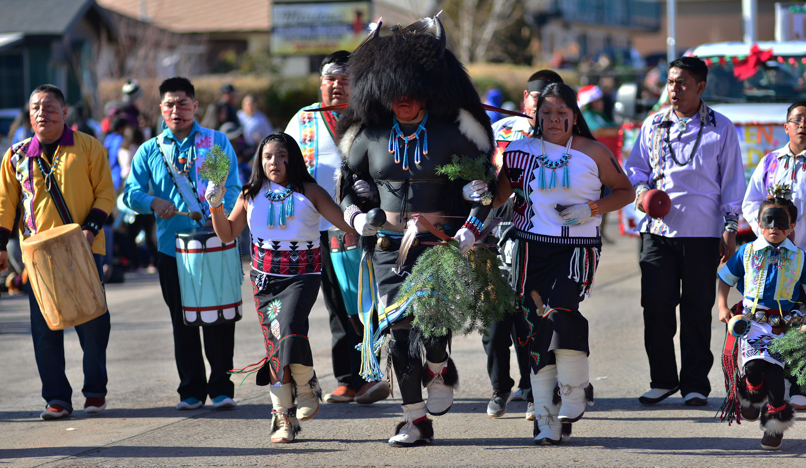 Winslow’s Christmas Parade draws thousands from northern Arizona