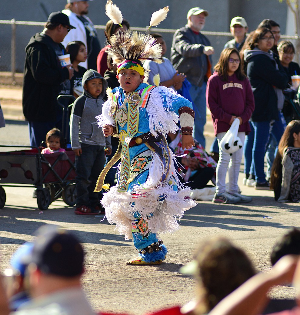 Winslow’s Christmas Parade draws thousands from northern Arizona