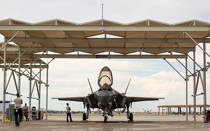 Ground crews check an F-35 at Luke Air Force Base in this December 2018 photo. (Nicole Neri/Cronkite News, file)