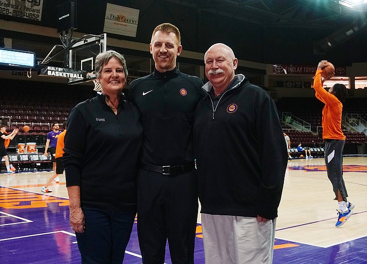 Northern Arizona Suns head coach Bret Burchard, center, with his mother Faye Burchard, left, and father Bob Burchard, right, during the team’s shoot-around ahead of a game against the Agua Caliente Clippers on Saturday, Feb. 8, 2020, at the Findlay Toyota Center in Prescott Valley. (Aaron Valdez/Courier)