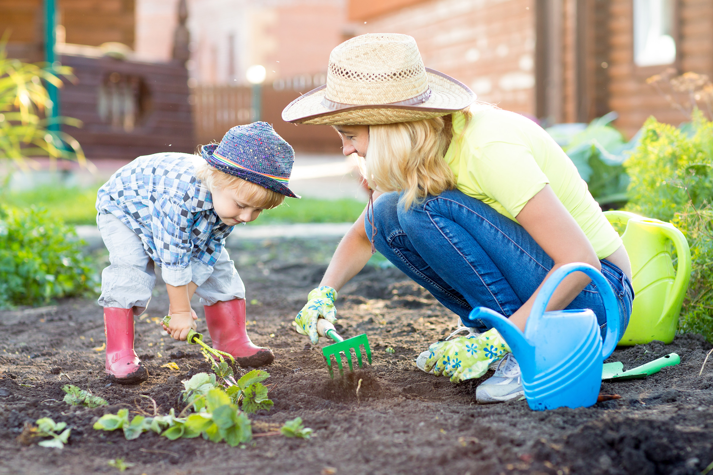 Семья огород. Дети помогают в огороде. Семья на огороде. Огород для детей. Садоводство для детей.