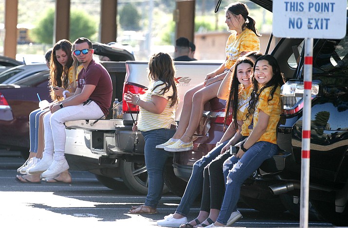 Thursday, Camp Verde High School seniors parked in the school’s parking lot as community members drove through, honked their horns and recognized the school’s Class of 2020.The community drive-by senior night was an opportunity for the soon-to-be-graduates to see each other before their June 4 commencement ceremony on the school’s Sam Hammerstrom Field. VVN/Bill Helm