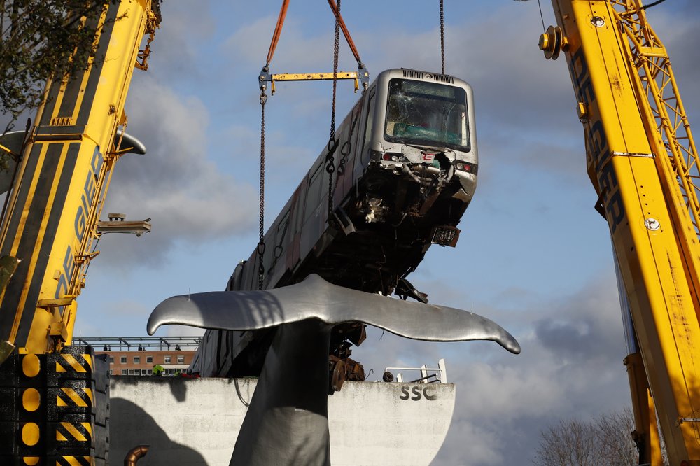 Cranes lift Dutch runaway train off whale sculpture The Daily Courier