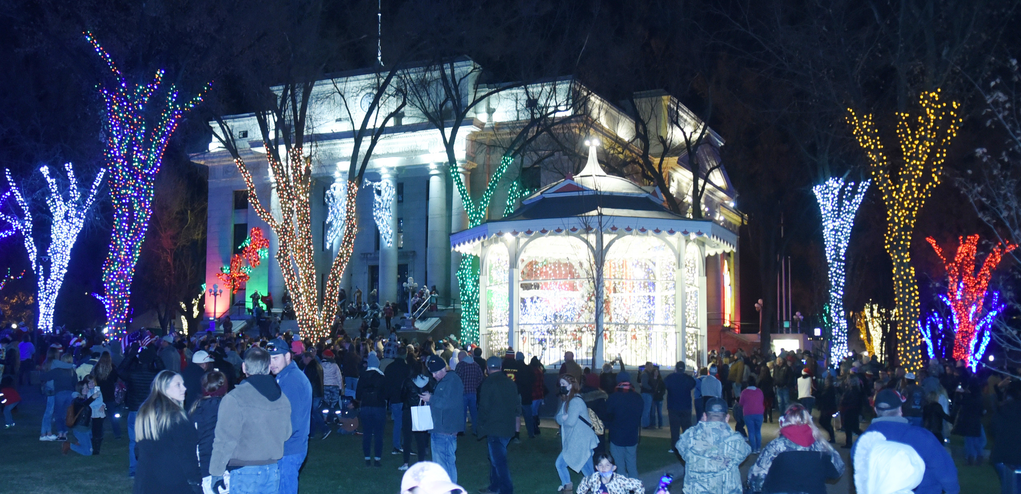 Prescott's 'virtual' Courthouse Lighting attracts hundreds to downtown