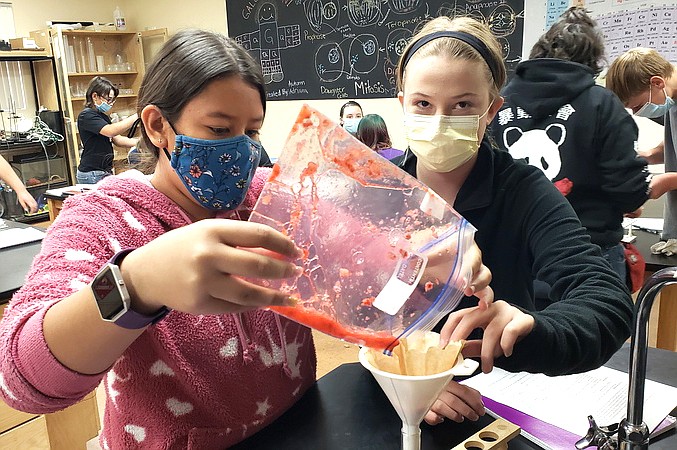 Ash Fork Middle School students explore DNA during science class. (Photo/AFJUSD)