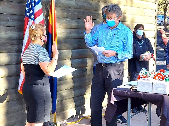 Outgoing Tusayan Mayor Craig Sanderson administers the oath to incoming mayor Clarinda Vail Dec. 9 at the Tusayan Town Hall. (Photo/Town of Tusayan)