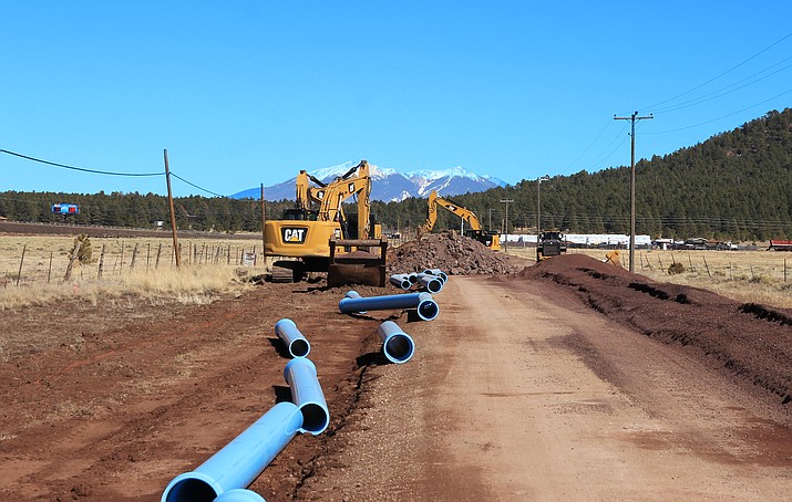 B4 Enterprises lays pipe along 51 Road in Garland Prairie for new waterlines that will extend from the Dogtown wells to the city of Williams. (Wendy Howell/WGCN)