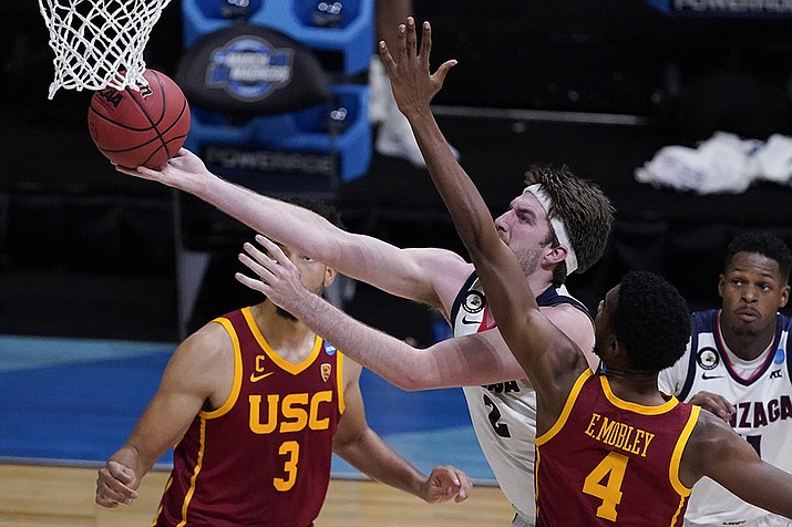 Gonzaga forward Drew Timme drives to the basket ahead of Southern California forward Evan Mobley (4) during the second half of an Elite 8 game in the NCAA men's college basketball tournament at Lucas Oil Stadium, Tuesday, March 30, 2021, in Indianapolis. (Darron Cummings/AP)