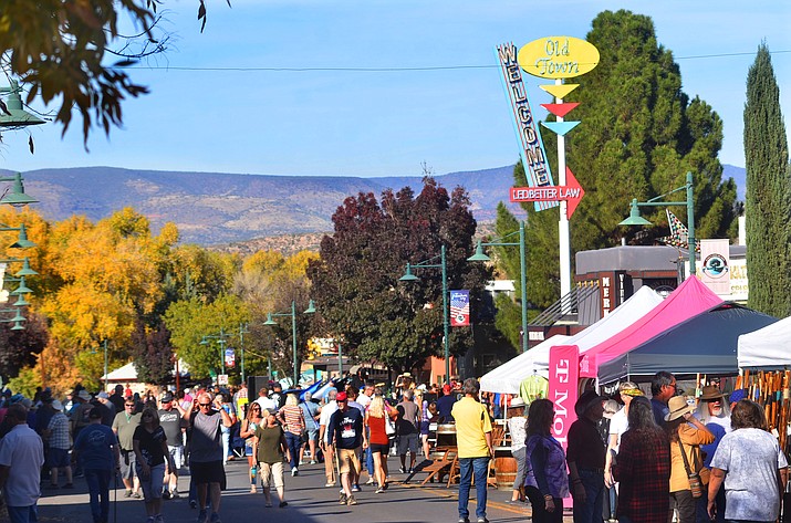 The weather was perfect for this year’s Walkin’ on Main event in Old Town Cottonwood on Saturday, Nov. 13, 2021. The Verde Valley Wine Consortium hosted their outdoor wine tasting booths as the downtown area closed off for the art and car shows. Several live bands, including Moon Tsunami, played music on Main Street in front of the Merkin Vineyards Tasting Room and Osteria. Collectable cars lined the street and strollers checked out the many vendors and fine art for sale. (Vyto Starinskas/Independent)