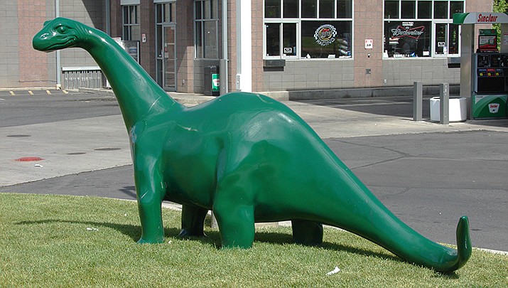 Dino, the Sinclair Oil Company logo dinosaur, is not the real source of oil. (Photo by An Errant Knight, cc-by-sa-4.0, https://bit.ly/3wMvAX7)