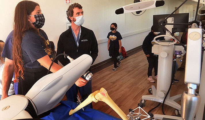 Dr. Brian Duggan, M.D., watches a MVP student use the Stryker Robotic knee surgery machine at VVMC on Thursday, Dec. 2, 2021. (Verde Independent/Vyto Starinskas)