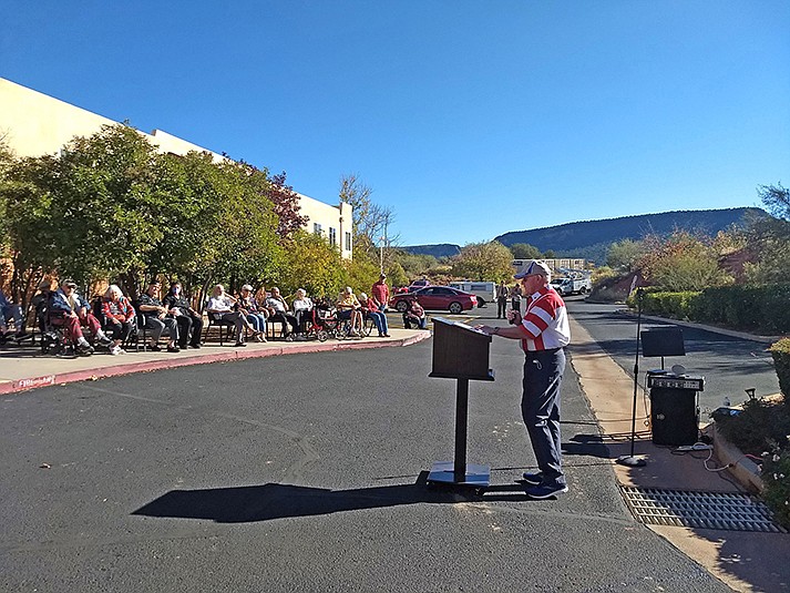 Rob Schaefer names the veterans and veteran spouses in attendance. (Sedona Rotary/Courtesy)