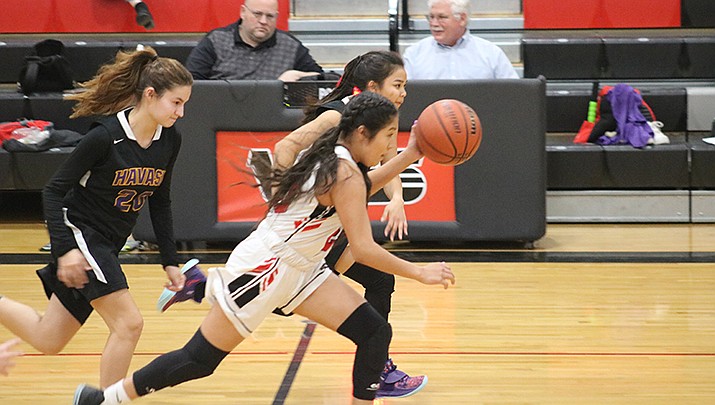 Lee Williams High School sophomore shooting guard Taliyah Crook races up the court for a fast-break layup in the Lady Vols’ 59-21 win over the Lake Havasu Knights on Tuesday, Jan. 4. (Photo by Travis Rains/Kingman Miner)