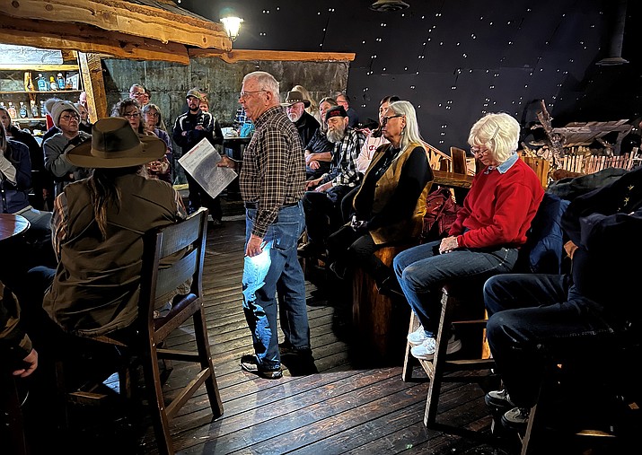 Williams resident Rich Kush speaks at a meet and greet hosted by AutoCamp representatives at Grand Canyon Brewery Jan. 4. (Wendy Howell/WGCN)