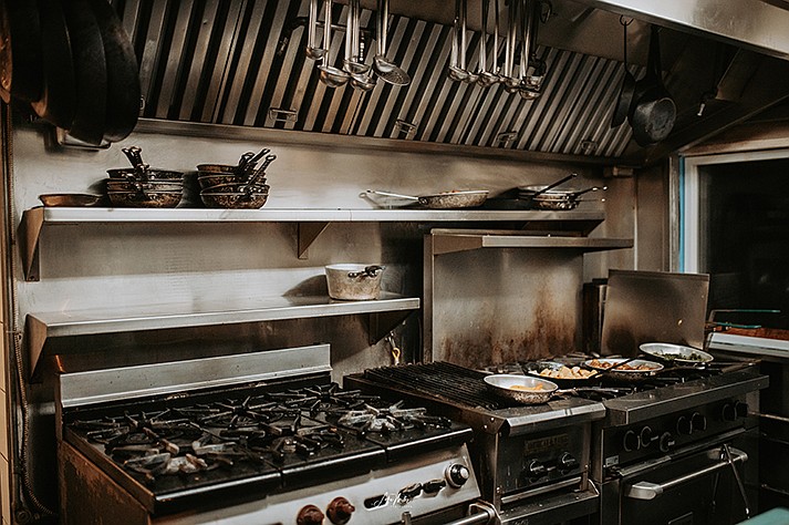 Dirty kitchen of a restaurant after a full day of working. (Wirestock/Adobe)
