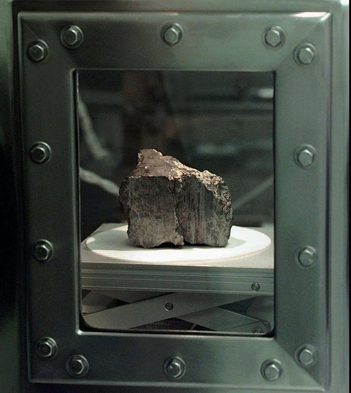 The meteorite labeled ALH84001 sits in a chamber at a Johnson Space Center lab in Houston, Aug. 7, 1996. Scientists say they've confirmed the meteorite from Mars contains no evidence of ancient Martian life. (David J. Phillip/AP)