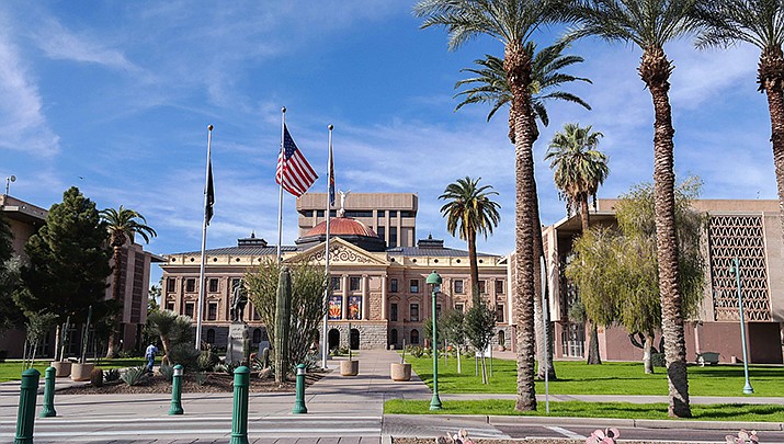 A new law proposed by the Arizona Legislature would prohibit school district’s from spending tax dollars to join the Arizona School Boards Association. The state Capitol building in Phoenix is pictured. (Photo by Visitor7, cc-by-sa-3.0, https://bit.ly/3o0fG5x)