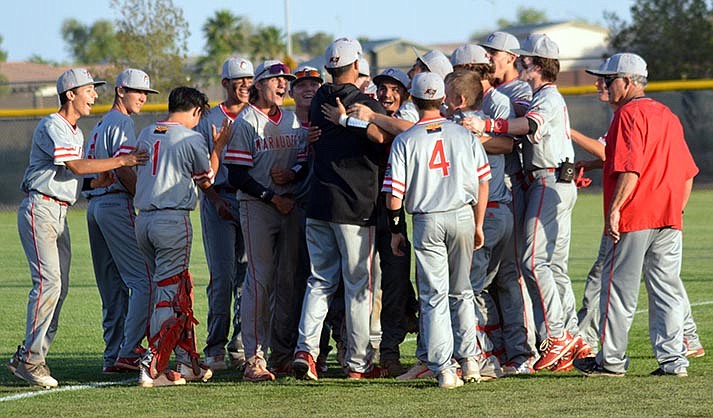 Mingus celebrates its upset victory in the play-in game at Vista Grande. (The Verde Independent/Raquel Hendrickson)