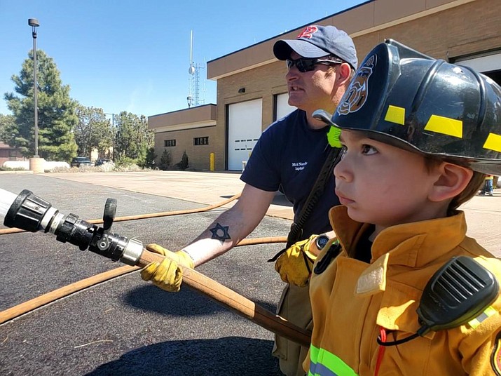 Grand Canyon Fire Department Captain Matt Nordin trains a new recruit during his recent visit to the department. (Photo/NPS)