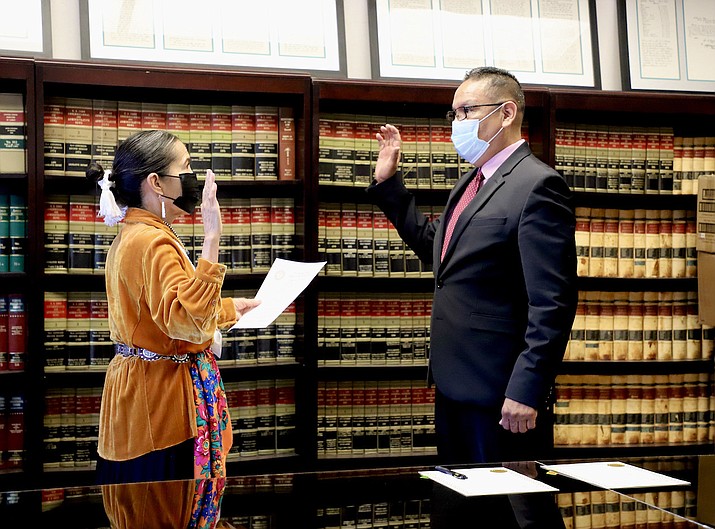 Navajo Nation Chief Justice JoAnn B. Jayne administers the oath of office to Vernon L. Jackson, Sr. May 25 in Window Rock, Arizona.  (Photo/Navajo Nation)