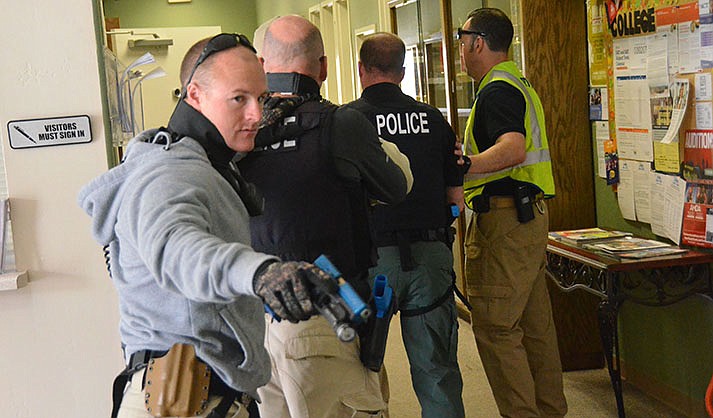 Police departments train at an elementary and middle school in Cottonwood in 2015. (VVN/File/Vyto Starinskas)