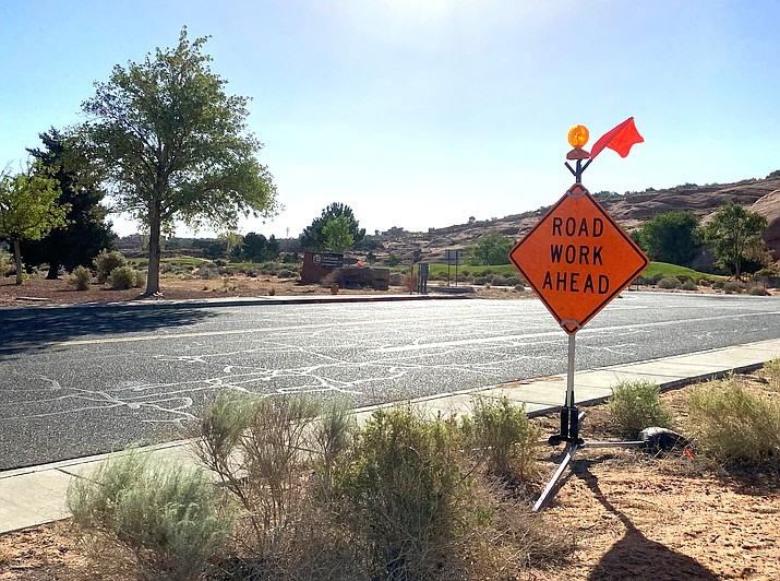 A sign indicates road work next to Glen Canyon Headquarters on Scenic View Road. (Photo/NPS)