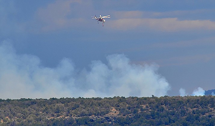 The Casner wildfire can be seen from Interstate 17 looking east about 5 miles north of the Sedona State Route 179 exit. (VVN/Vyto Starinskas)