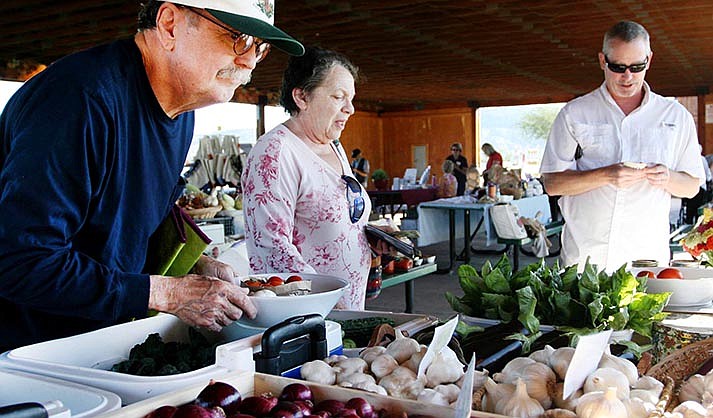 Shoppers check out the produce at the farmer's market in Camp Verde. (VVN/Vyto Starinskas)
