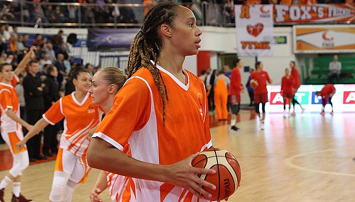 WNBA basketball star Brittney Griner of the Phoenix Mercury was back in court in Russia on Tuesday for her trial for cannabis possession amid U.S. diplomatic efforts to secure her release. (Photo by yFMK, cc-by-sa-4.0, https://bit.ly/3vt1skf)