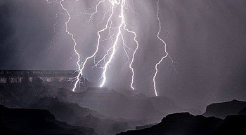 Throwing bolts at Grand Canyon: NPS reminds visitors of lightning hazards photo