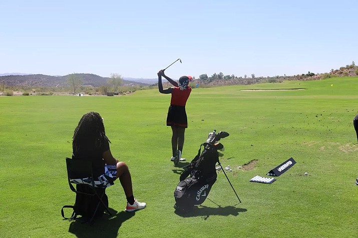 Ashley Shaw, 13, practices her swing at Wickenburg Ranch’s driving range for the Underrated Golf Tour in July. (Lauren Green/Cronkite News)