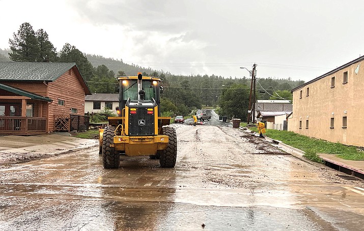 City of Williams crews work to mitigate flooding in downtown Williams during a seasonal monsoon storm Aug. 10. (Wendy Howell/WGCN)