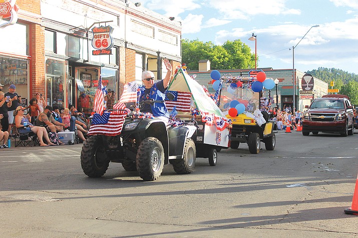 People lined the streets for the Fourth of July parade in Williams in 2022.  (Wendy Howell/WGCN)