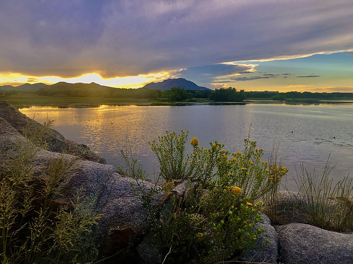 Photo Evening sunset with partly cloudy sky at Willow Lake The Daily