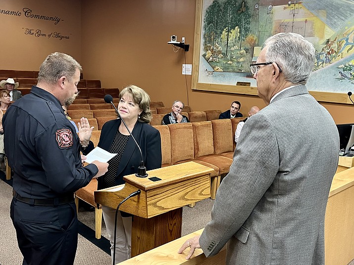 New Prescott City Councilwoman Connie Cantelme, center, is sworn into office by her son James Cantelme, left, on Tuesday morning, Sept. 13, 2022. (Cindy Barks/Courier)