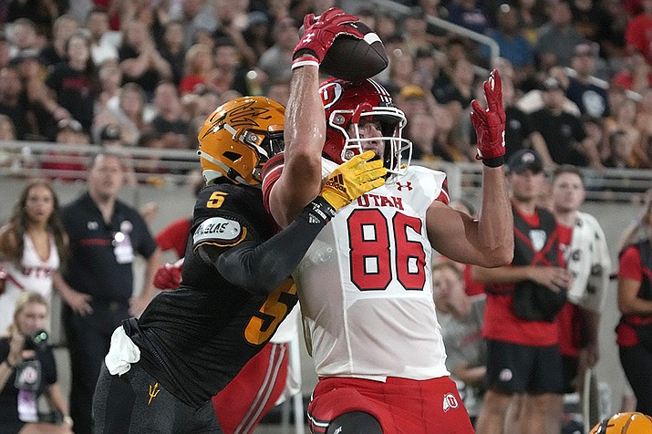Utah tight end Dalton Kincaid (86) catches a touchdown pass in front of Arizona State defensive back Chris Edmonds during the first half of an NCAA college football game, Saturday, Sept. 24, 2022, in Tempe, Ariz. (Rick Scuteri/AP)