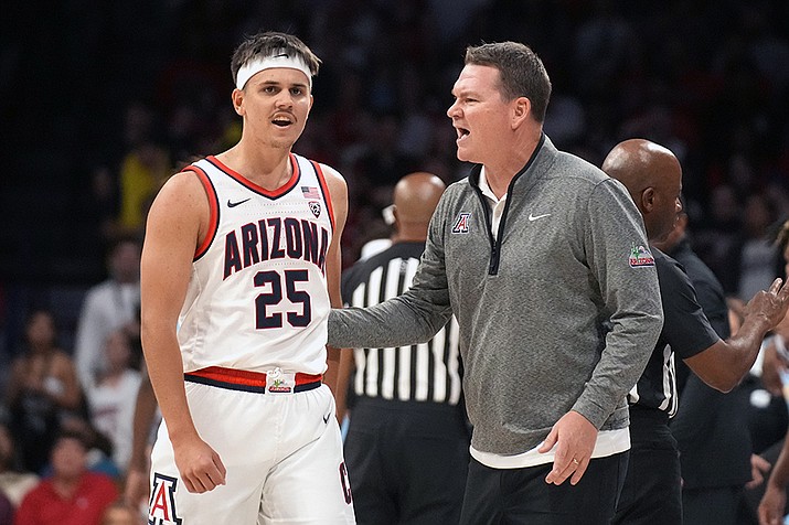 Arizona head coach Tommy Lloyd, right, talks to guard Kerr Kriisa (25) during the first half of an NCAA college basketball game against Southern University, Friday, Nov. 11, 2022, in Tucson, Ariz. (Rick Scuteri/AP)