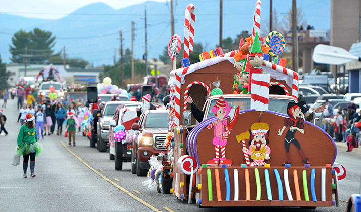 Cottonwood Christmas parade welcomes gingerbread floats | The Verde ...