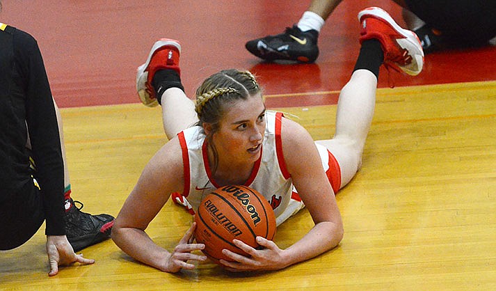 The Mingus girls’ basketball team used a physical attack to roll over the Barry Goldwater Bulldogs, 50-19, on Thursday night, Nov. 17. (VVN/Vyto Starinskas)