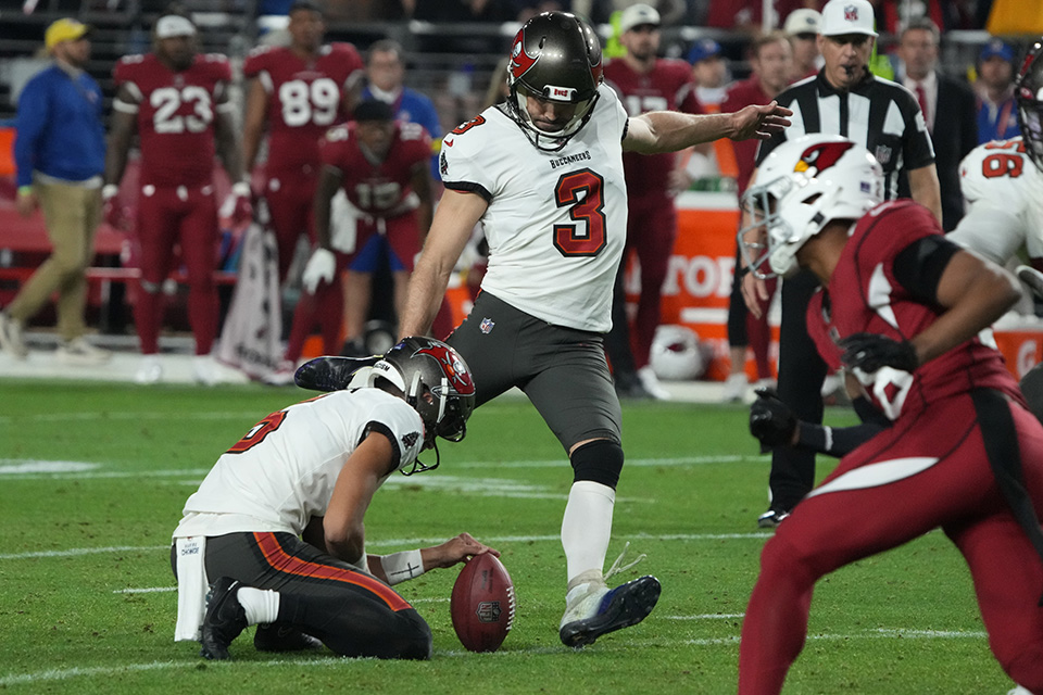 Tampa Bay Buccaneers 19-16 Arizona Cardinals: Tom Brady's Bucs rally to  overtime win in Arizona, NFL News