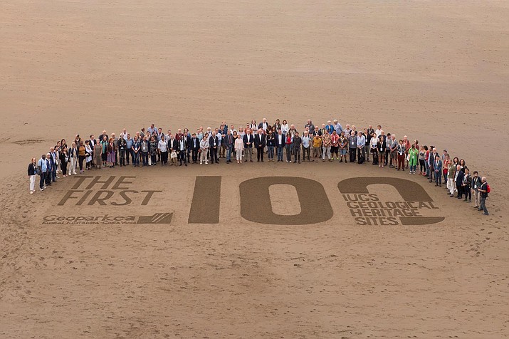 Attendees of the IUGS 60th Annual Meeting on the Basque Coast at Zumaia, Spain. (Photo/Geoparkea, IUGS)