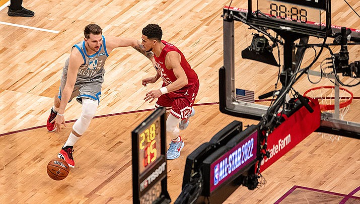 Despite playing without star guard Luka Doncic, the Dallas Mavericks beat the Phoenix Suns 99-95 on Thursday, Jan. 26 in Phoenix in an NBA basketball game. (Photo by Erik Drost, cc-by-sa-2.0, https://bit.ly/38pnwnn)