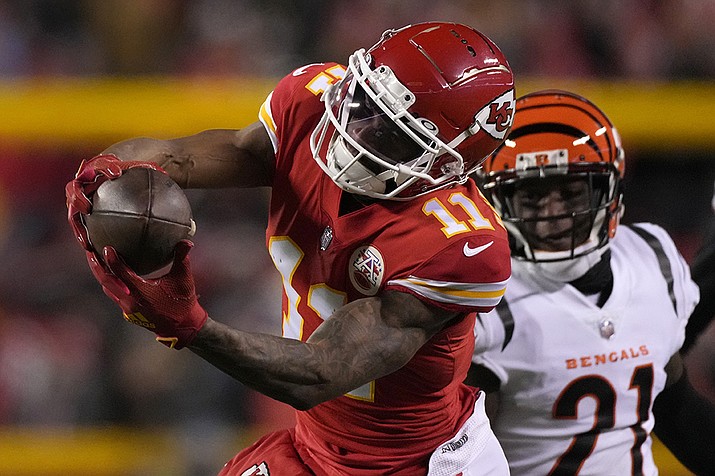 Chiefs top Bengals 23-20 on last-second kick for AFC title, The Daily  Courier
