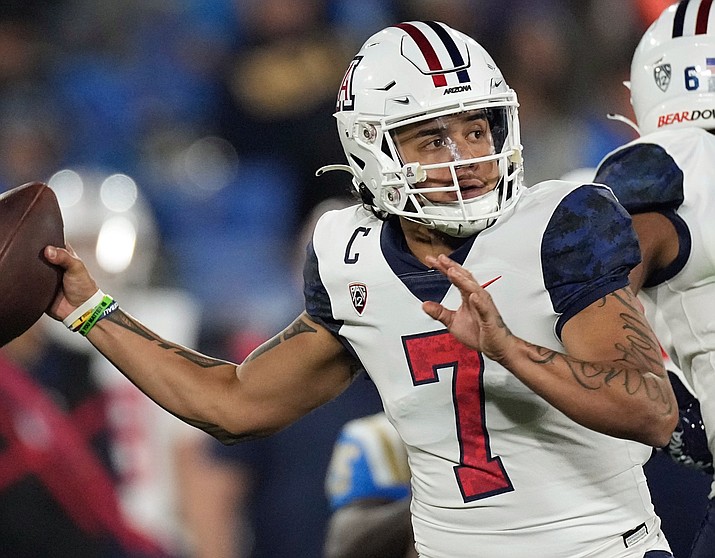 Arizona quarterback Jayden de Laura passes during the first half of an NCAA college football game against UCLA, Nov. 12, 2022, in Pasadena, Calif. Wisconsin safety Kamo’i Latu and de Laura have settled a lawsuit filed by a woman who said the two sexually assaulted her in 2018 after a football game at their Hawaii high school. A Hawaii circuit court document filed this week said Latu and de Laura reached a settlement with the woman after a mediation process. (Mark J. Terrill/AP, File)