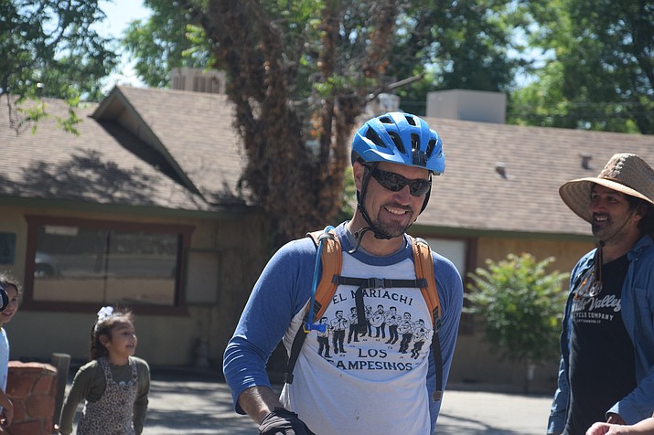 Cottonwood Mayor Tim Elinski riding his bike with community members of Cottonwood (VVN/ Paige Daniels)